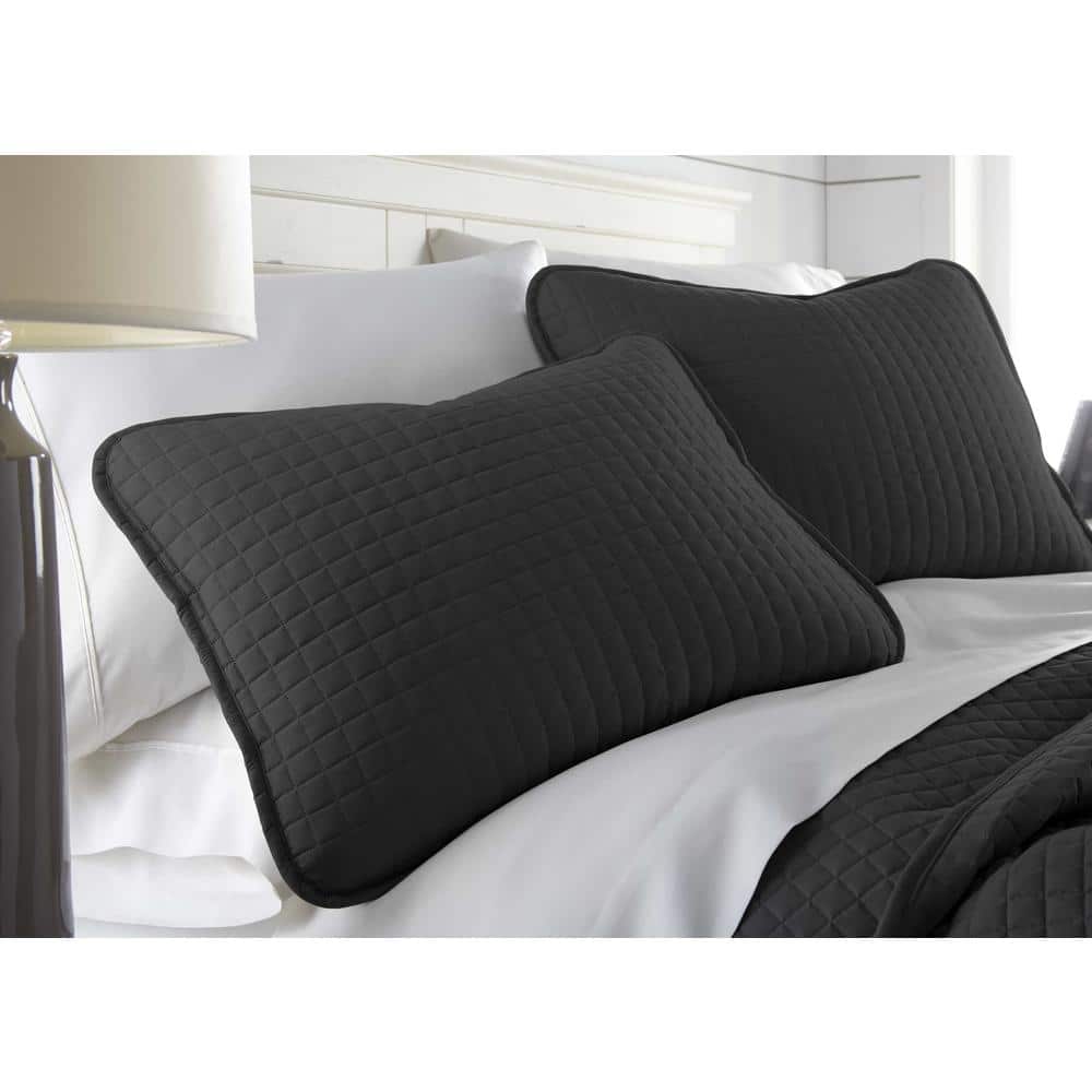 Vilano Oversized Black Microfiber Full/Queen Quilt and Sham Set