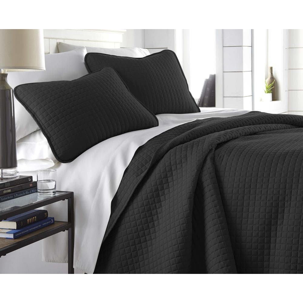 Vilano Oversized Black Microfiber Full/Queen Quilt and Sham Set