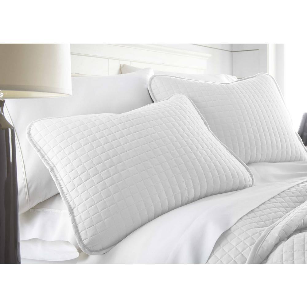 Vilano Oversized White Microfiber Full/Queen Quilt and Sham Set