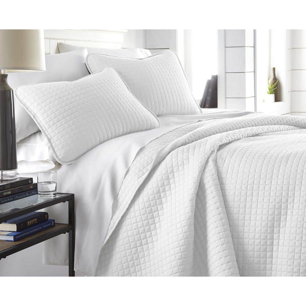 Vilano Oversized White Microfiber Full/Queen Quilt and Sham Set