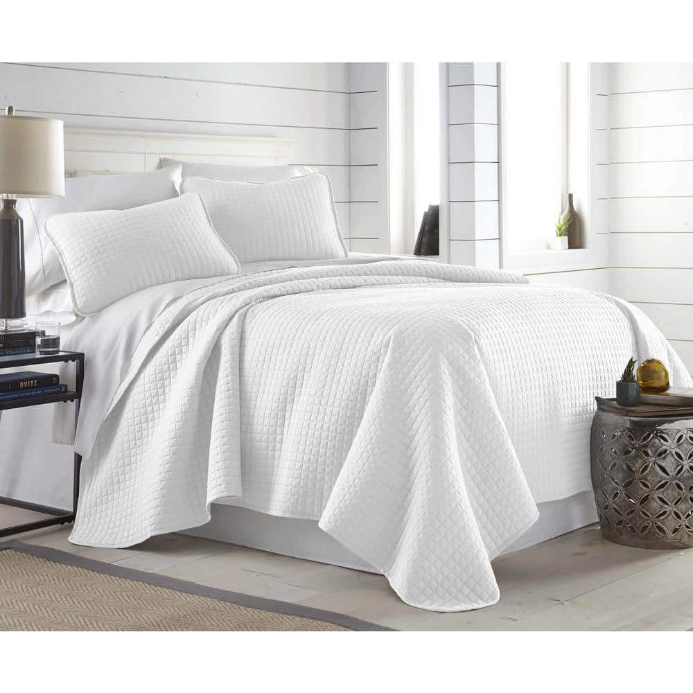 Vilano Oversized White Microfiber Full/Queen Quilt and Sham Set