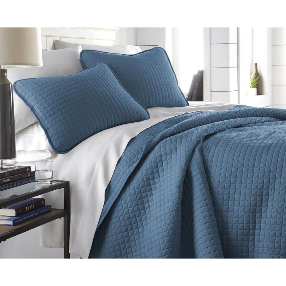 Vilano Oversized Coronet Blue Twin Microfiber Quilt and Sham Set